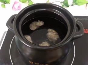 在煲里加600ml清水