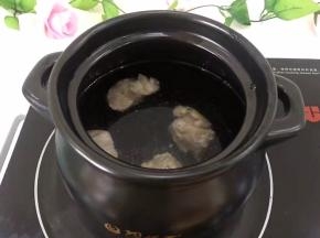 在煲里加600ml清水