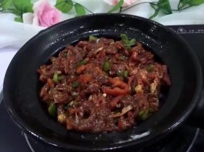 立刻将腌制好的牛肉放入码好，速度要快