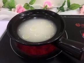 滴几滴油盖上锅盖焖煮