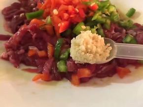 将红椒，青椒洗净后切碎放入，放一勺鸡精，少许盐，适量植物油拌匀腌制一个小时