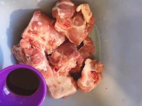 将排骨洗净后放入适量盐，老抽，蚝油