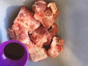 将排骨洗净后放入适量盐，老抽，蚝油