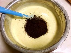 加入奥利奥饼干碎，翻拌均匀