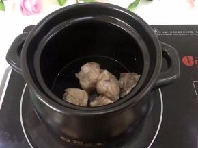 准备一个煲，将排骨放入