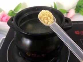 放入一勺鸡精入煲中焖煮一个小时