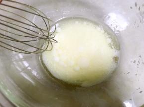 淡奶油加砂糖隔温水搅拌均匀