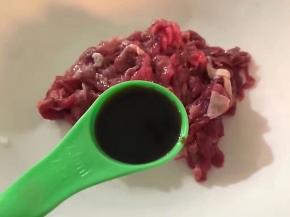 将牛肉洗净后切丝准备一个盘牛肉放入放一勺生抽
