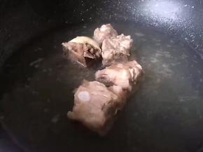 烫一分钟左右将排骨捞出沥干水分