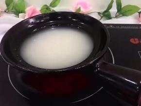 准备一个煲，煲内均匀刷适量油，大米提前浸泡一小时，将大米放煲中，放水，水跟米的比例1：1.5