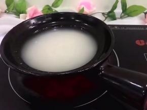 准备一个煲，煲内均匀刷适量油，大米提前浸泡一小时，将大米放煲中，放水，水跟米的比例1：1.5