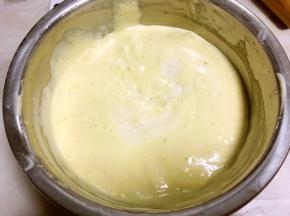 加入搅拌均匀的淡奶油，翻拌均匀，烤箱预热160度