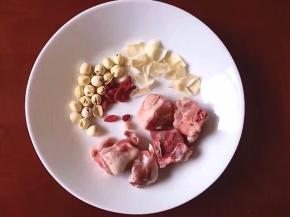 将排骨，莲子，百合，苟记准备好