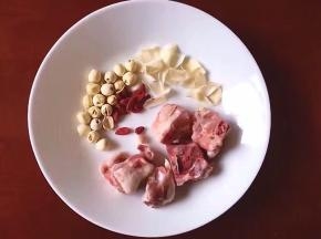 将排骨，莲子，百合，苟记准备好