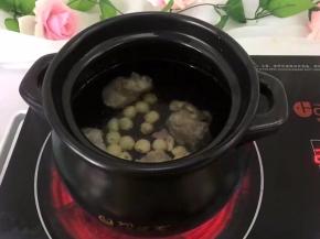 将莲子洗净后放入煲中，中小火慢炖