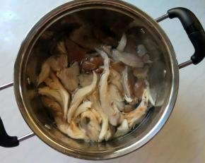 开水焯烫一下。