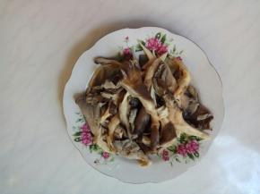 用手略攥干一些。