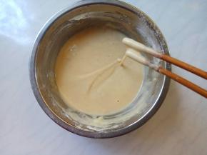 鸡蛋打散，加糖、盐、五香粉拌匀，再加脆炸粉，分次加清水，调成均匀的糊状。
蛋糊呈状态：筷子能挑起来面糊，缓慢流下，液面有痕迹不马上消失的程度即可。
