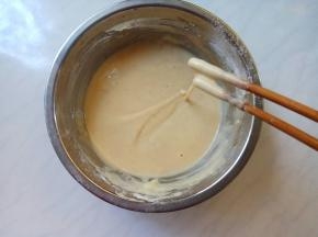 鸡蛋打散，加糖、盐、五香粉拌匀，再加脆炸粉，分次加清水，调成均匀的糊状。
蛋糊呈状态：筷子能挑起来面糊，缓慢流下，液面有痕迹不马上消失的程度即可。
