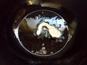 起锅，油6分热时，小火，逐个下蘑菇片炸制，注意不要粘连。