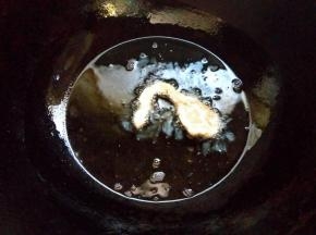 起锅，油6分热时，小火，逐个下蘑菇片炸制，注意不要粘连。