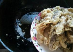 油温回升后，大火，二次复炸。变微黄色捞出控油即可。