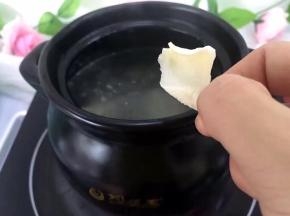 炖半小时后将百合洗净后放入煲中