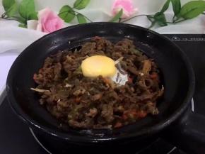 盖上盖子焖5分钟。关火焖8分钟