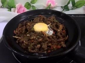 盖上盖子焖5分钟。关火焖8分钟