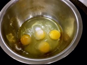 鸡蛋打至干净容器，加砂糖隔温水搅拌至砂糖融化