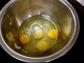 鸡蛋打至干净容器，加砂糖隔温水搅拌至砂糖融化