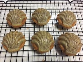 出炉倒扣模具，轻轻一磕玛德琳就掉出来了