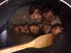 锅里放油排骨放入爆炒，加入适量水煮沸后转小火煮20分钟，还剩点排骨汁留着