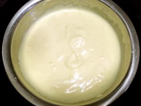 之后隔温水打发，蛋液蓬松，蛋液滴下来画8字不消失即可