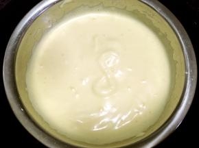 之后隔温水打发，蛋液蓬松，蛋液滴下来画8字不消失即可