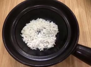 大米提前浸泡一小时，准备一个煲，将大米放入
