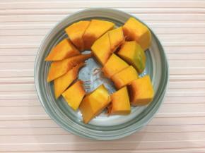 南瓜洗干净去皮，切成适当的块