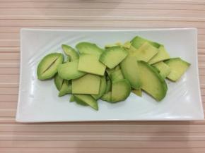 牛油果去皮切成片备用