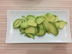 牛油果去皮切成片备用