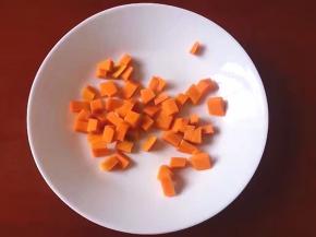 将南瓜洗净后去皮切丁