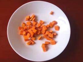 将南瓜洗净后去皮切丁