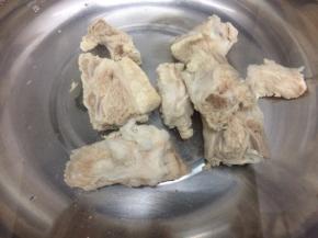 汤锅里多加一些水，把排骨放入锅中