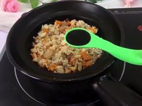 将大米与炒好的肉搅拌均匀放入煲中，加一勺生抽