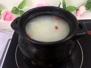 继续小火慢炖半小时后关火