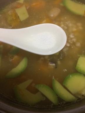 最后将盐加入搅拌均匀，在煲煮五分钟