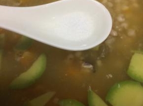 最后将盐加入搅拌均匀，在煲煮五分钟
