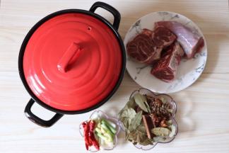 食材准备:牛腱子750克、卤料包（花椒、香叶、八角、桂皮、小茴香、沙姜）、干辣椒、姜片、葱段、蒜瓣、冰糖6粒