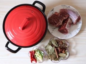 食材准备:牛腱子750克、卤料包（花椒、香叶、八角、桂皮、小茴香、沙姜）、干辣椒、姜片、葱段、蒜瓣、冰糖6粒
