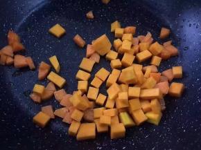 将南瓜洗净去皮切丁放入锅中翻炒变色
