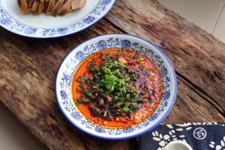 也可以蘸酱料（两勺红油、半汤匙醋、2个蒜瓣拍碎、葱花适量搅拌均匀即可）